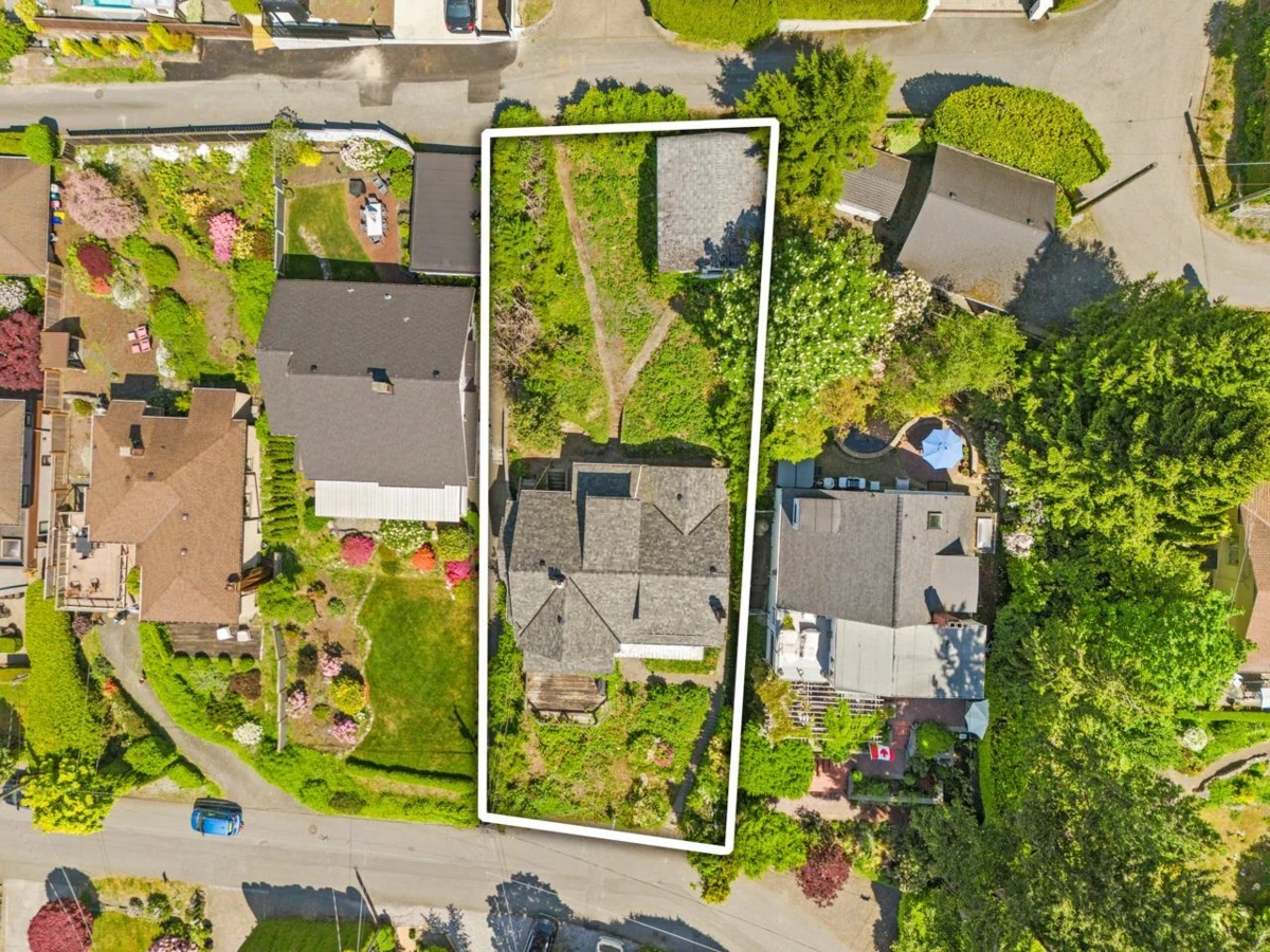 Family Room Photo of 1013 Duchess Avenue, West Vancouver, BC