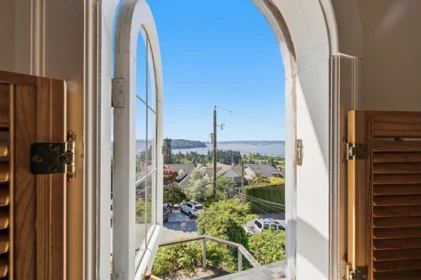 Entry Foyer Photo of 1013 Duchess Avenue, West Vancouver, BC
