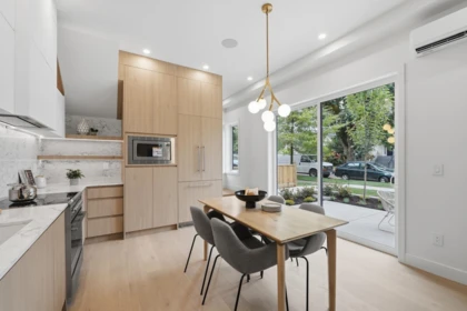 Kitchen Island Photo of 1 2511 Kitchener Street, Vancouver, BC