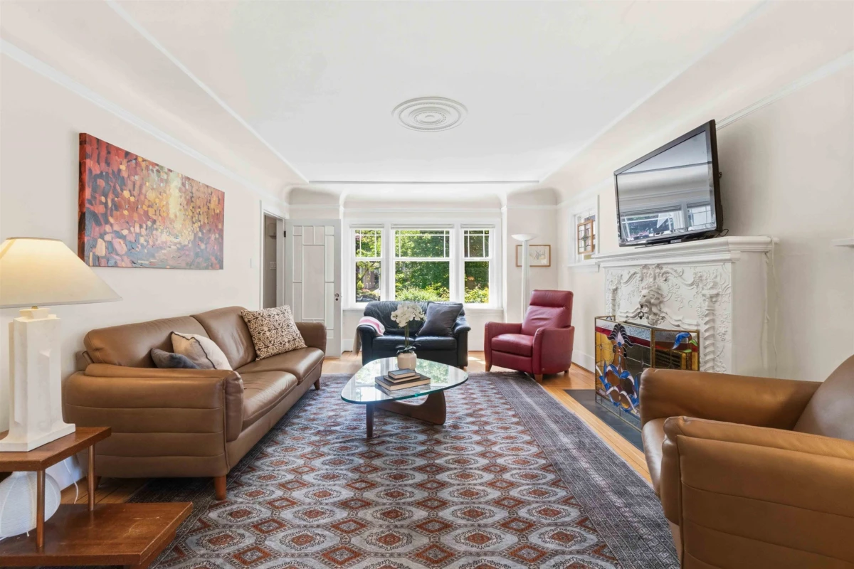 Living Room Photo of 433 W 18th Avenue, Vancouver, BC