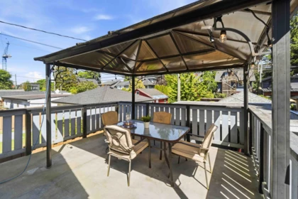 Staircase Photo of 433 W 18th Avenue, Vancouver, BC