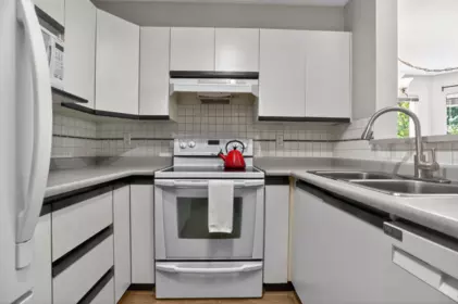 Kitchen Island Photo of 302 2429 Hawthorne Avenue, Port Coquitlam, BC