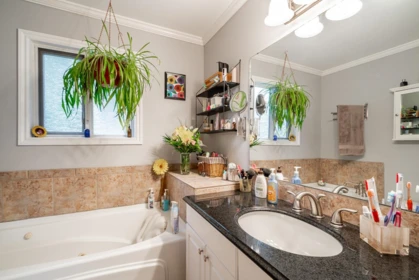 Guest Bathroom Photo of 12528 Pinewood Crescent, Surrey, BC