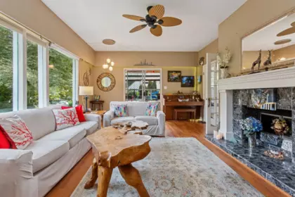 Kitchen Island Photo of 5607 Eagle Harbour Road, West Vancouver, BC