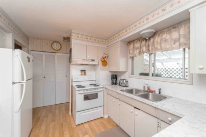 Kitchen Island Photo of 33460 Conway Place, Abbotsford, BC