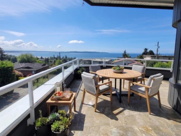 Kitchen Island Photo of 1087 Finlay Street, White Rock, BC