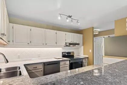 Kitchen Island Photo of 603 1442 Foster Street, White Rock, BC