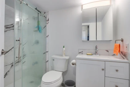 Guest Bathroom Photo of 205 1535 Chesterfield Avenue, North Vancouver, BC