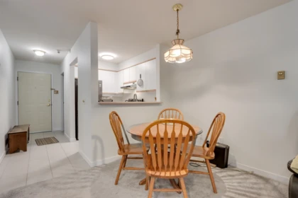 Kitchen Island Photo of 205 1535 Chesterfield Avenue, North Vancouver, BC