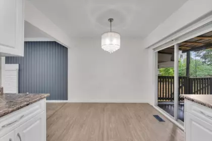 Kitchen Island Photo of 2558 Lakeview Crescent, Abbotsford, BC