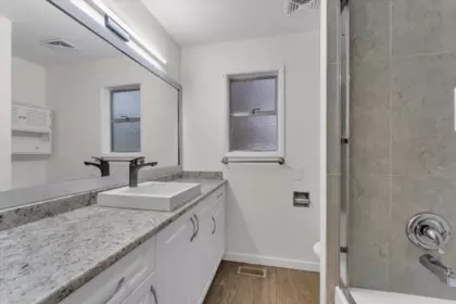 Primary Bathroom Photo of 2558 Lakeview Crescent, Abbotsford, BC