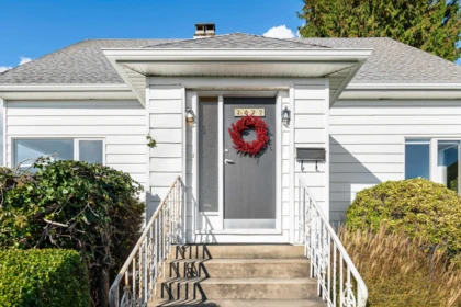 Entry Foyer Photo of 2077 Kings Avenue, West Vancouver, BC