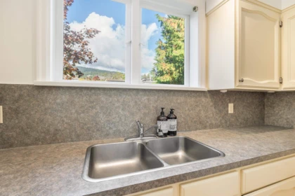 Kitchen Island Photo of 2077 Kings Avenue, West Vancouver, BC