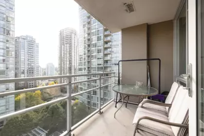 1606 2968 Glen Drive, Coquitlam, BC, Coquitlam — Apartment/Condo for sale
