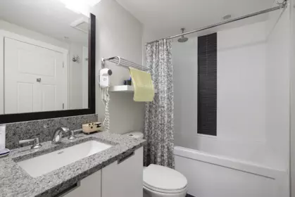 1606 2968 Glen Drive, Coquitlam, BC, Coquitlam — Apartment/Condo for sale