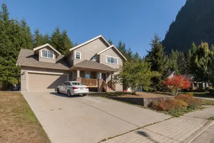 38616 Cherry Drive, Squamish, BC, Squamish — Single Family Residence for sale