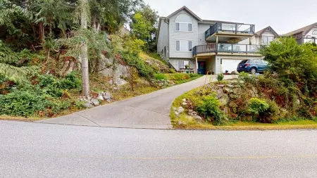 5823 Marine Way, Sechelt, BC, Sechelt — Single Family Residence for sale