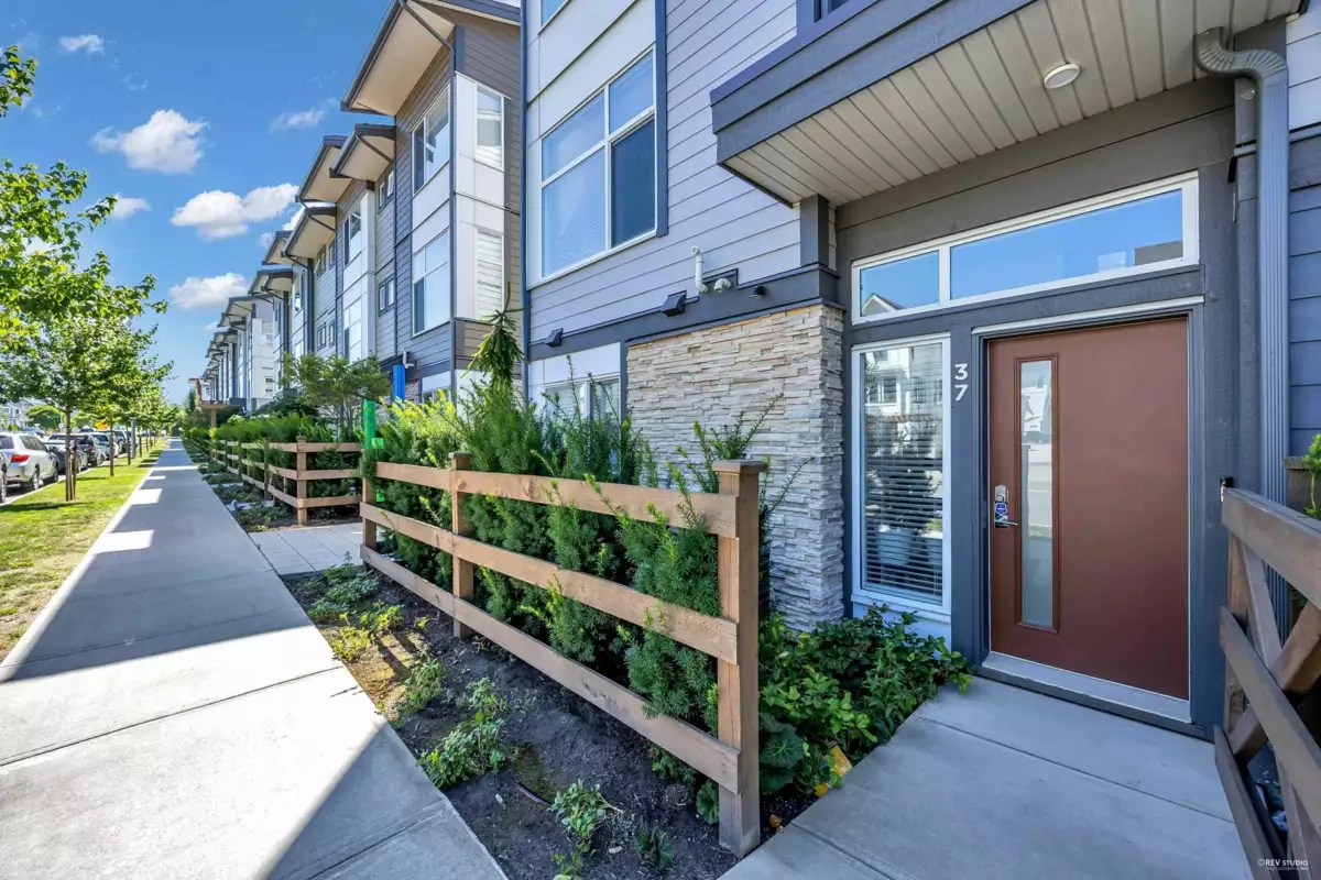 Dining Area Photo of 37 8430 203a Street, Langdale, BC
