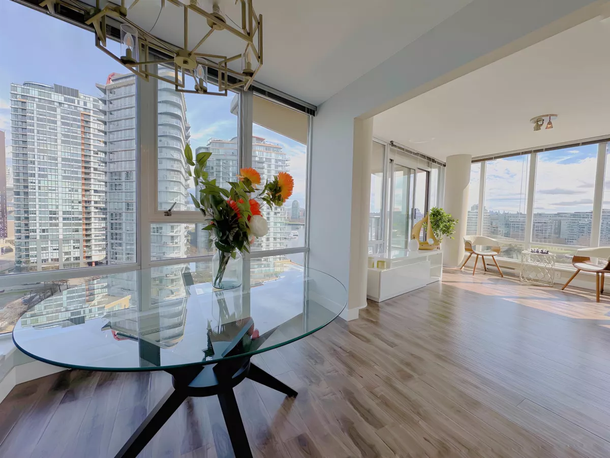 Kitchen Island Photo of 1506 980 Cooperage Way, Vancouver, BC