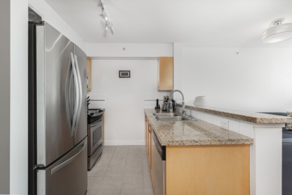 1602 4398 Buchanan Street, Burnaby, BC, Burnaby — Apartment/Condo for sale