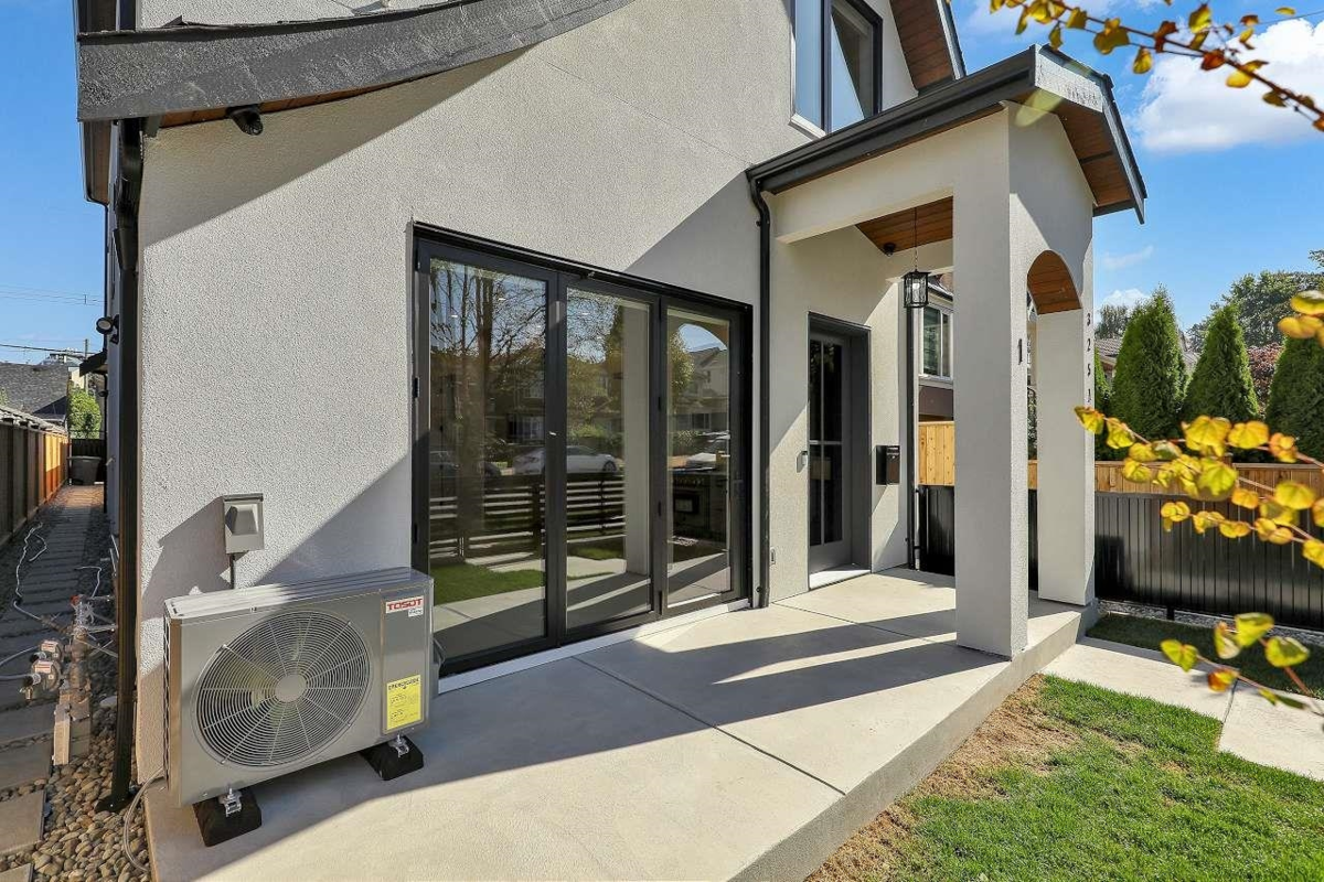 Dining Area Photo of 1 3251 E 44 Avenue, Vancouver, BC