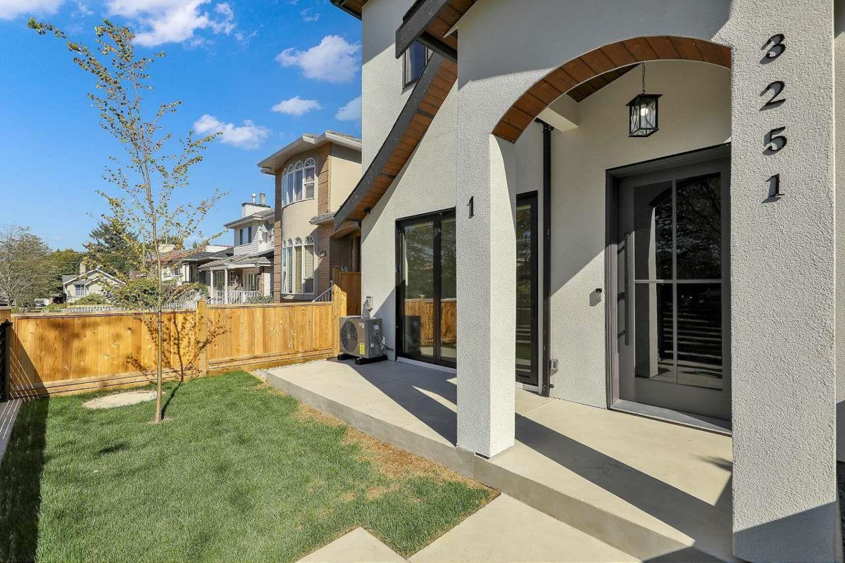 Family Room Photo of 1 3251 E 44 Avenue, Vancouver, BC