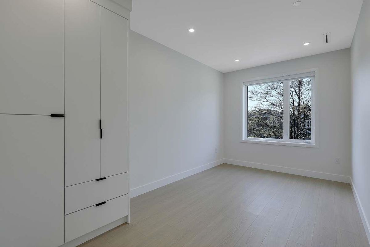 Guest Bathroom Photo of 1 3251 E 44 Avenue, Vancouver, BC