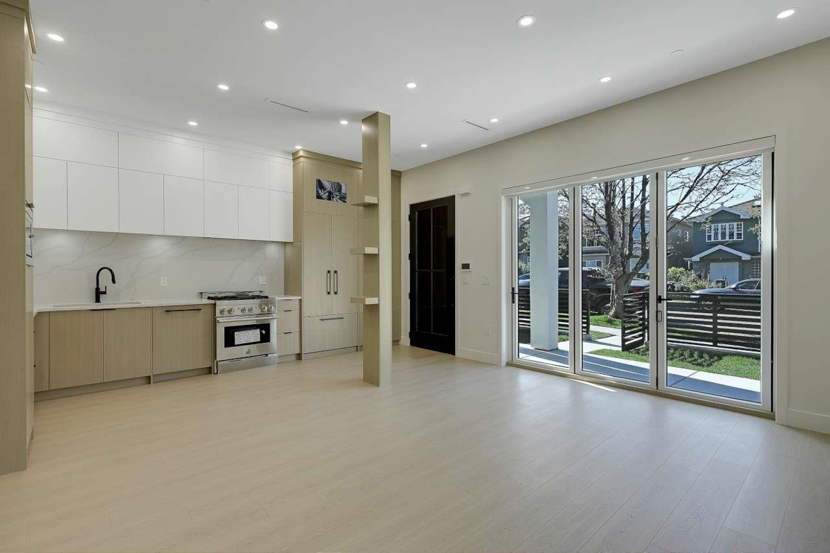 Kitchen Island Photo of 1 3251 E 44 Avenue, Vancouver, BC