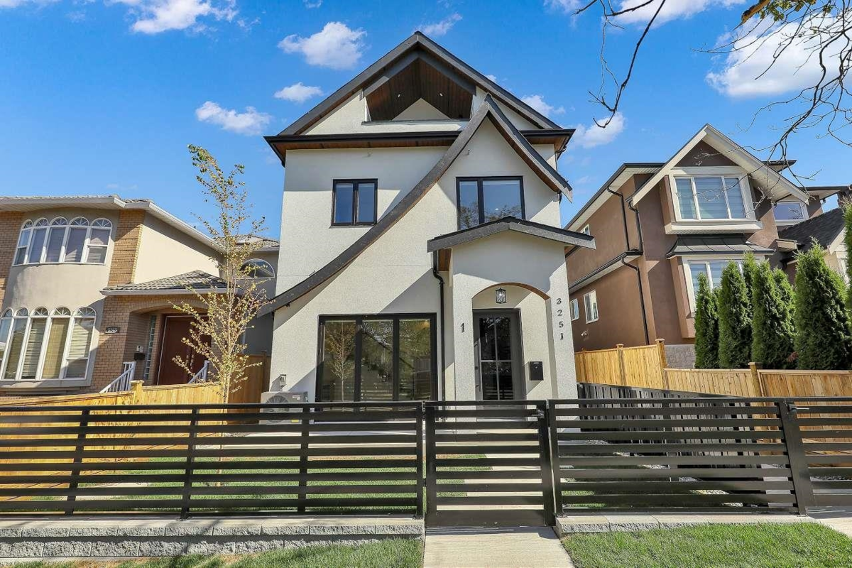Living Room Photo of 1 3251 E 44 Avenue, Vancouver, BC