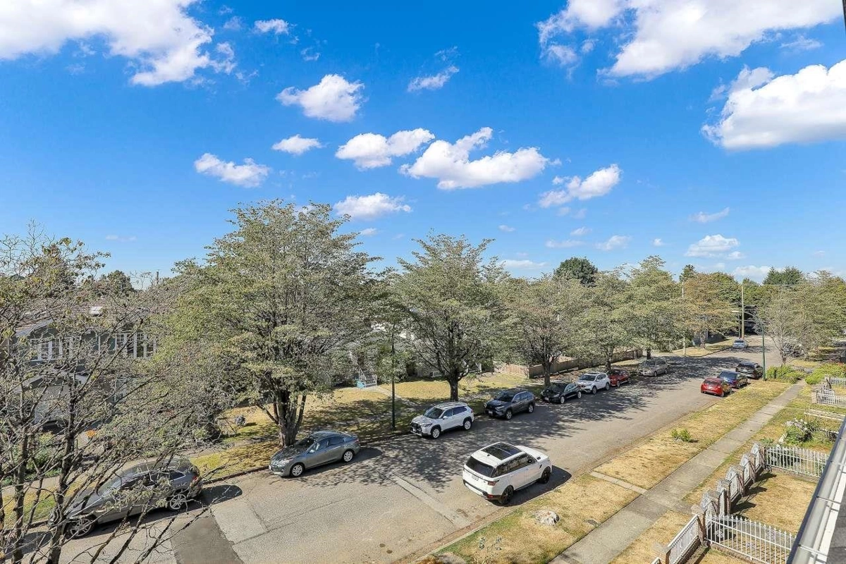 Outdoor Deck Photo of 1 3251 E 44 Avenue, Vancouver, BC