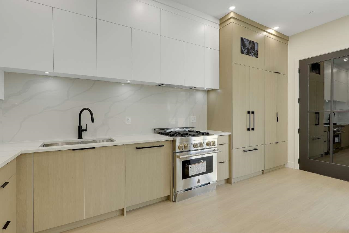 Primary Bathroom Photo of 1 3251 E 44 Avenue, Vancouver, BC