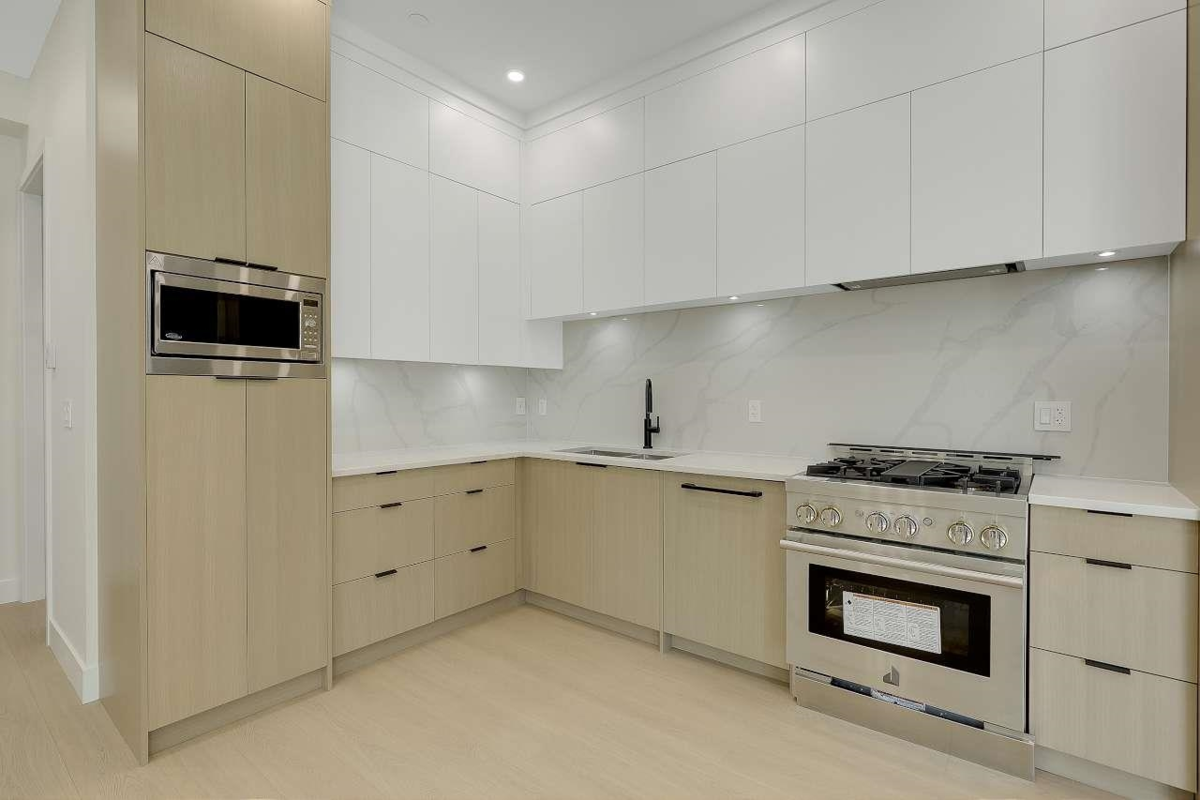 Walk-In Closet Photo of 1 3251 E 44 Avenue, Vancouver, BC