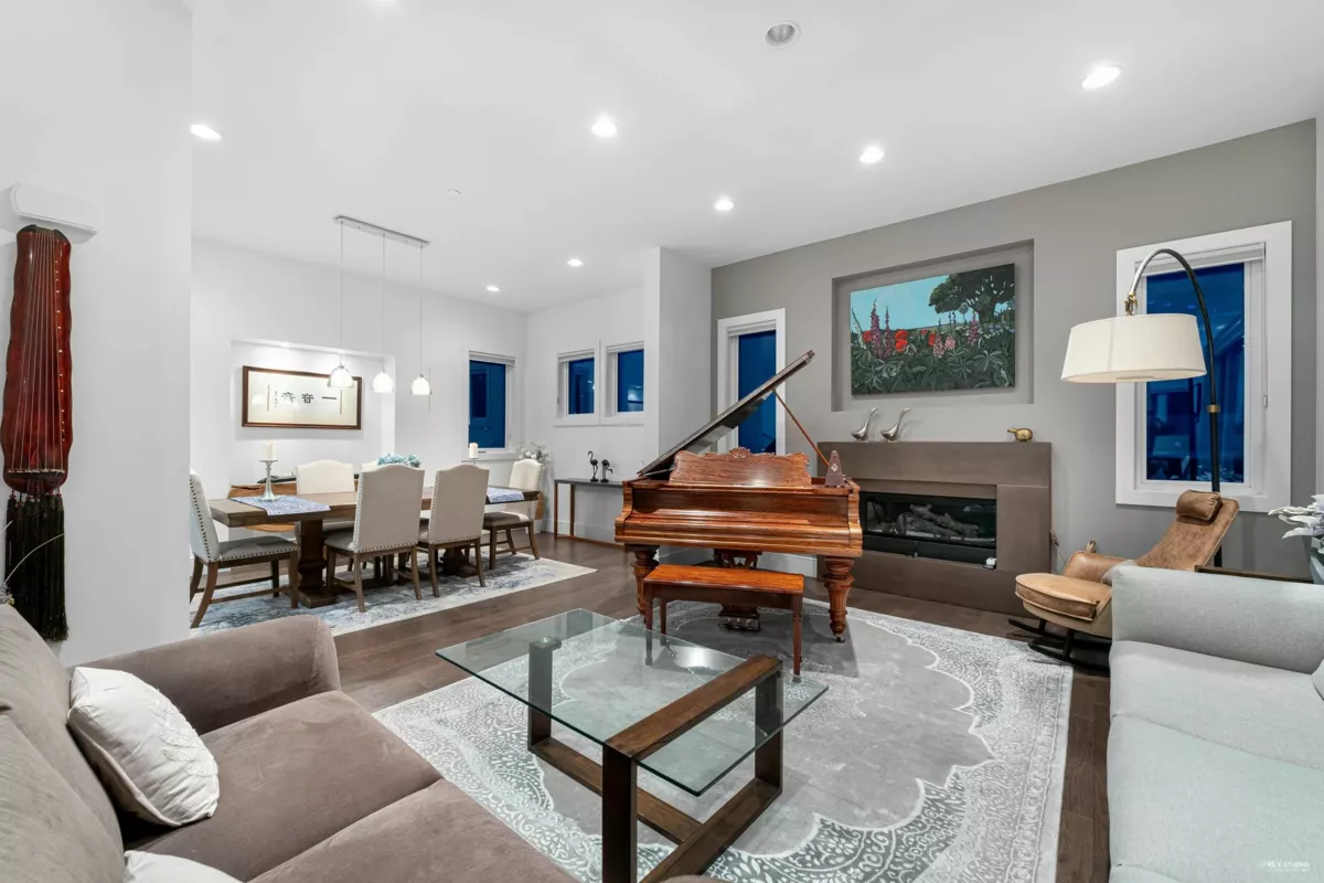 Kitchen Island Photo of 4061 St. Pauls Avenue, North Vancouver, BC