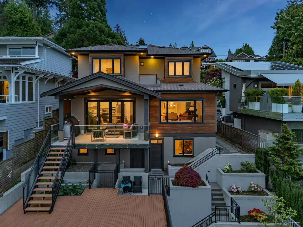 Living Room Photo of 4061 St. Pauls Avenue, North Vancouver, BC