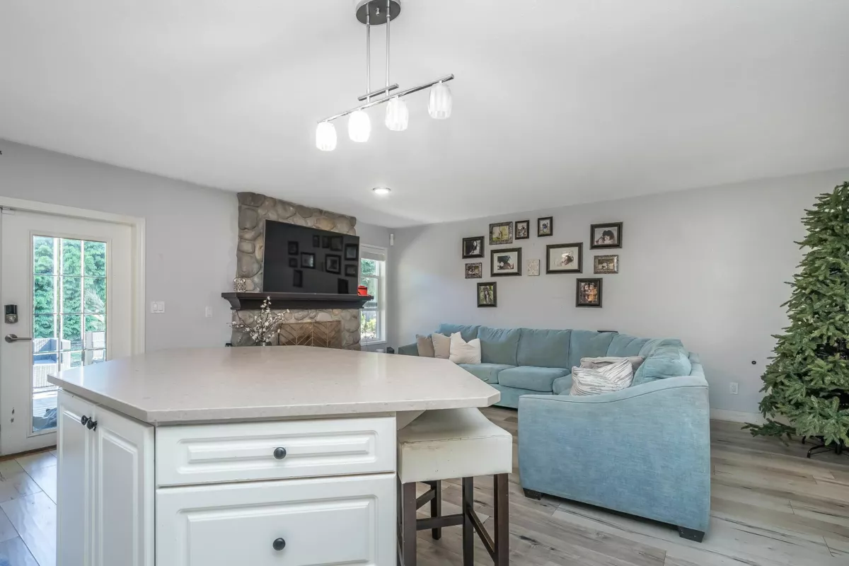 Guest Bathroom Photo of 12549 21a Avenue, Surrey, BC