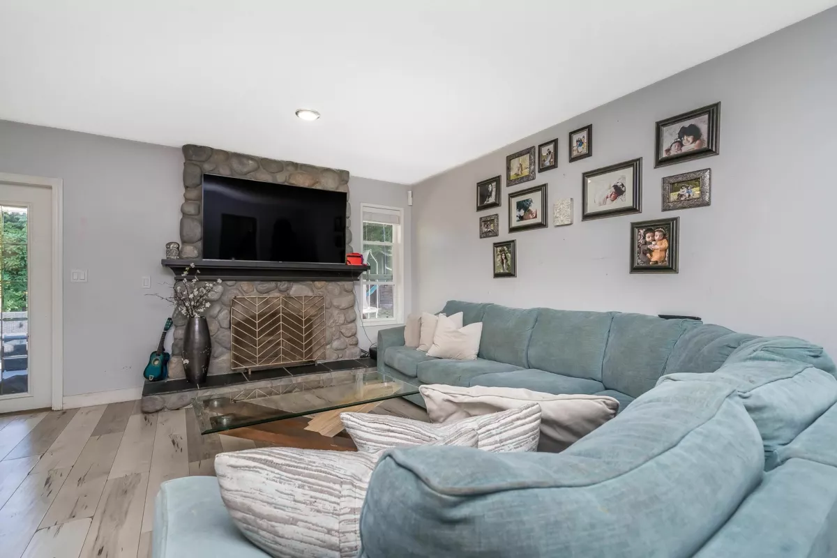 Laundry Room Photo of 12549 21a Avenue, Surrey, BC