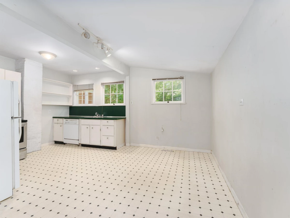 Walk-In Closet Photo of 4150 Dollarton Highway, North Vancouver, BC