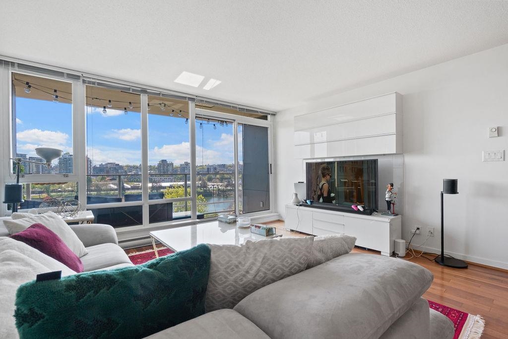 Family Room Photo of 801 980 Cooperage Way, Vancouver, BC