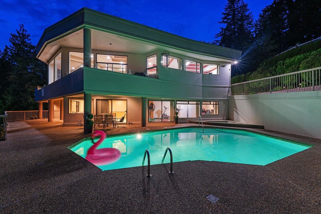 Breakfast Nook Photo of 2490 Westhill Court, West Vancouver, BC