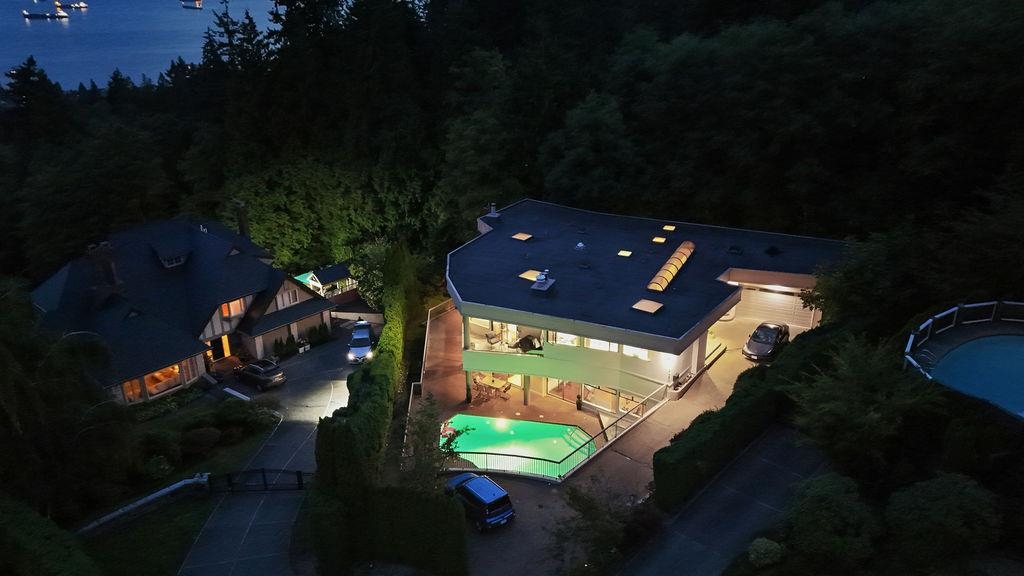 Family Room Photo of 2490 Westhill Court, West Vancouver, BC