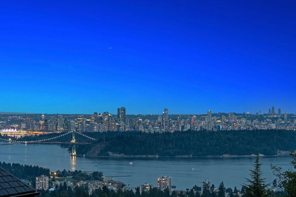 Kitchen Photo of 2490 Westhill Court, West Vancouver, BC
