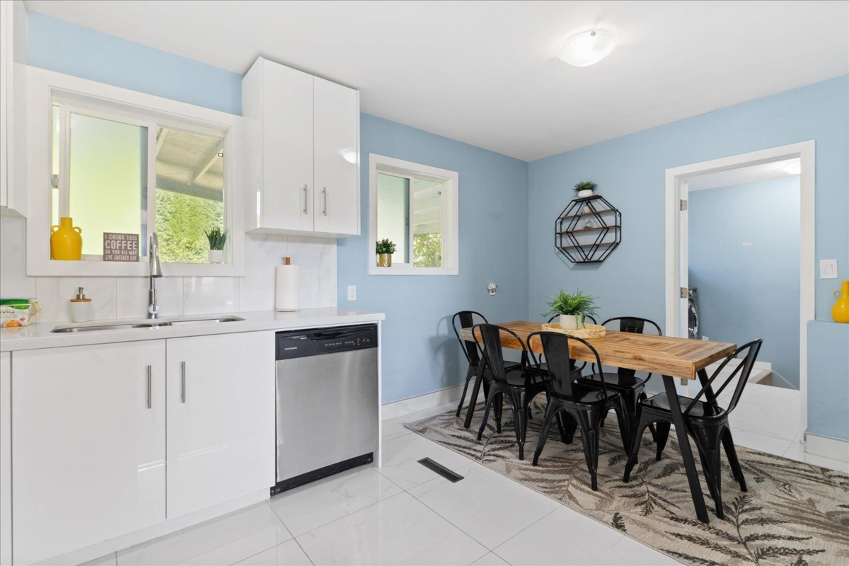 Breakfast Nook Photo of 45415 Barton Avenue, Chilliwack, BC