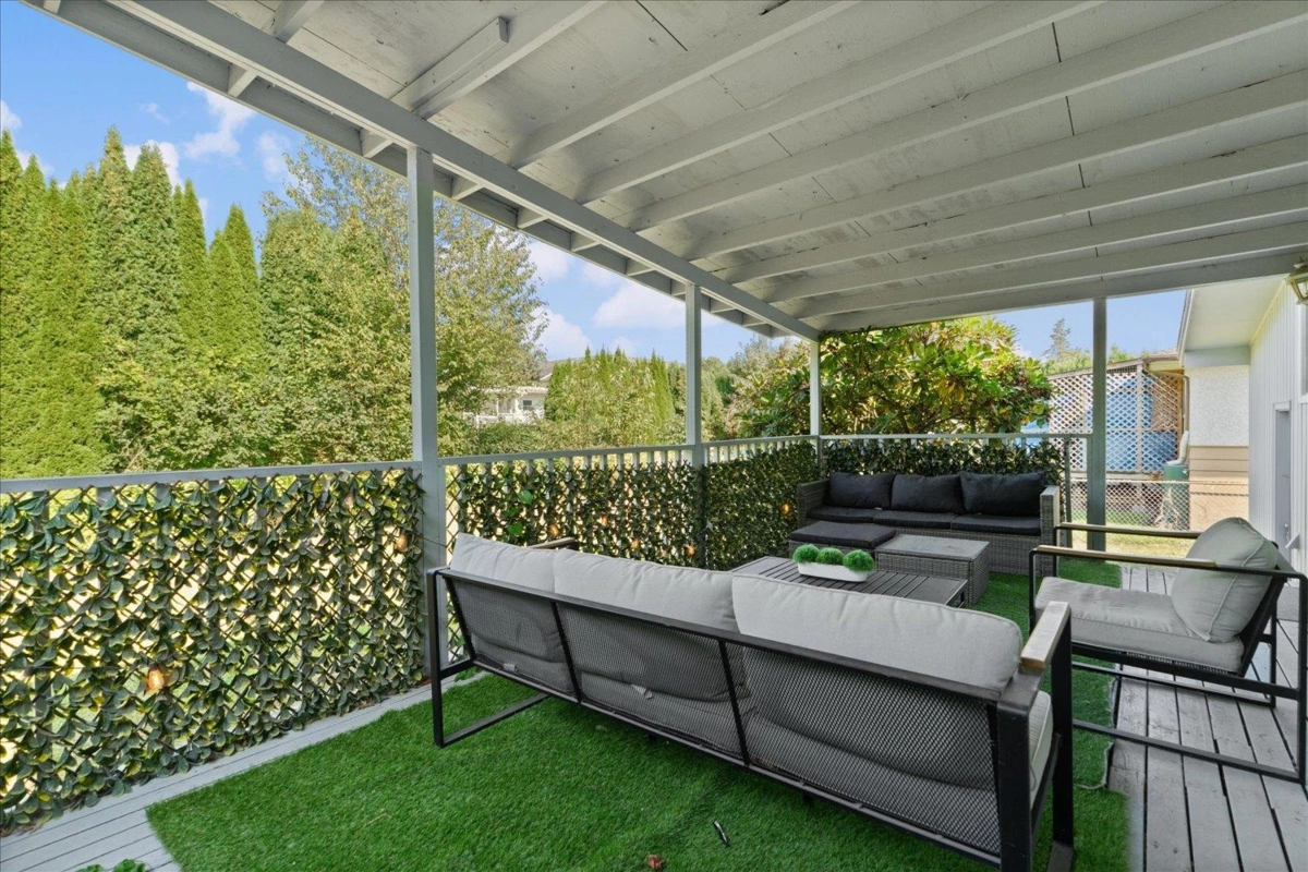 Entry Foyer Photo of 45415 Barton Avenue, Chilliwack, BC
