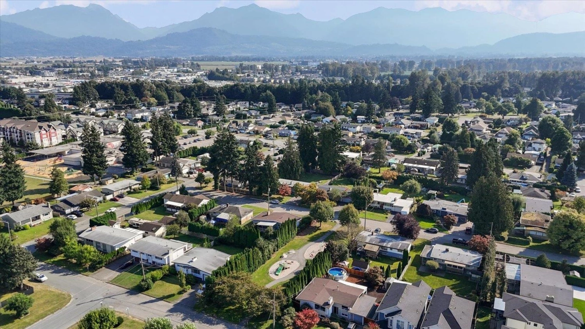 Garage Interior Photo of 45415 Barton Avenue, Chilliwack, BC