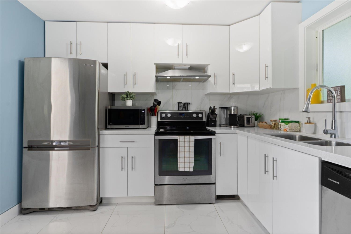 Kitchen Island Photo of 45415 Barton Avenue, Chilliwack, BC