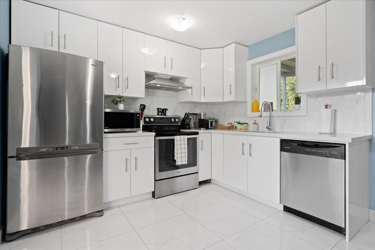 Kitchen Photo of 45415 Barton Avenue, Chilliwack, BC