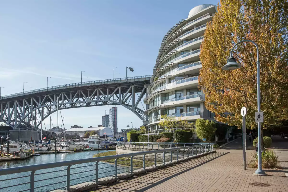 Hot Tub / Spa Photo of 605 628 Kinghorne Mews, Vancouver, BC