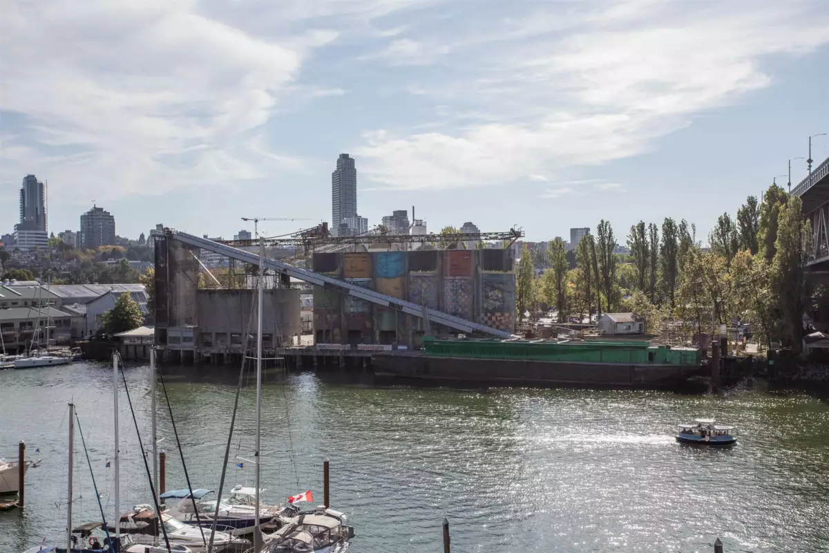 Kitchen Island Photo of 605 628 Kinghorne Mews, Vancouver, BC