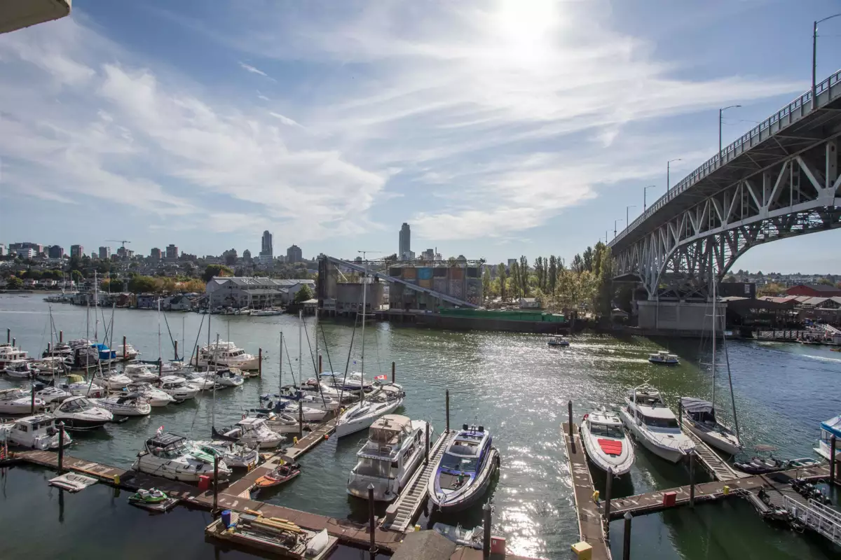 Kitchen Photo of 605 628 Kinghorne Mews, Vancouver, BC