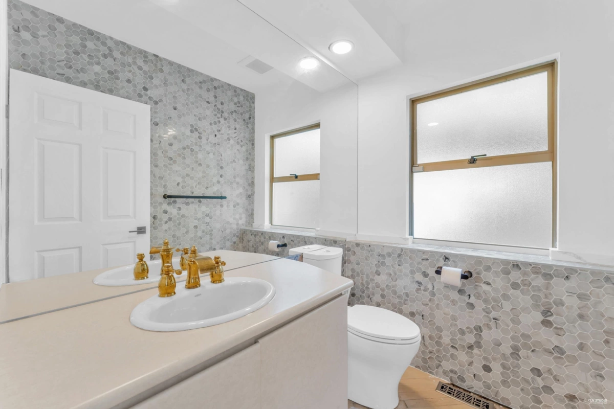 Powder Room Photo of 4809 Northwood Place, West Vancouver, BC